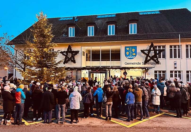 Adventseröffung vor dem Gemeindehaus